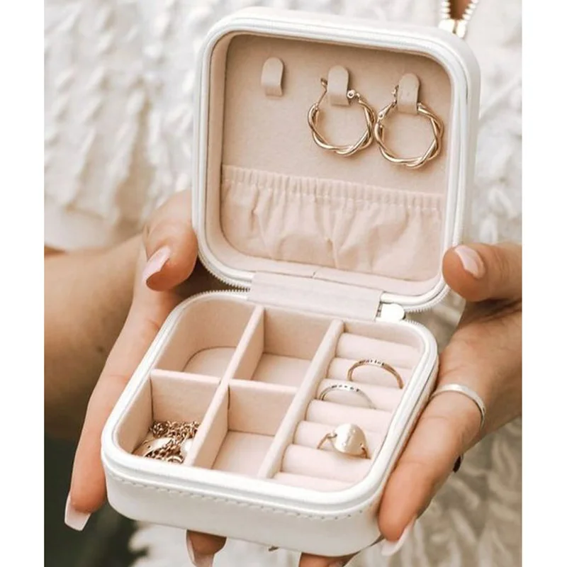 Gold Alphabet Flower Jewelry B - Bar Cart Gold recension och pris