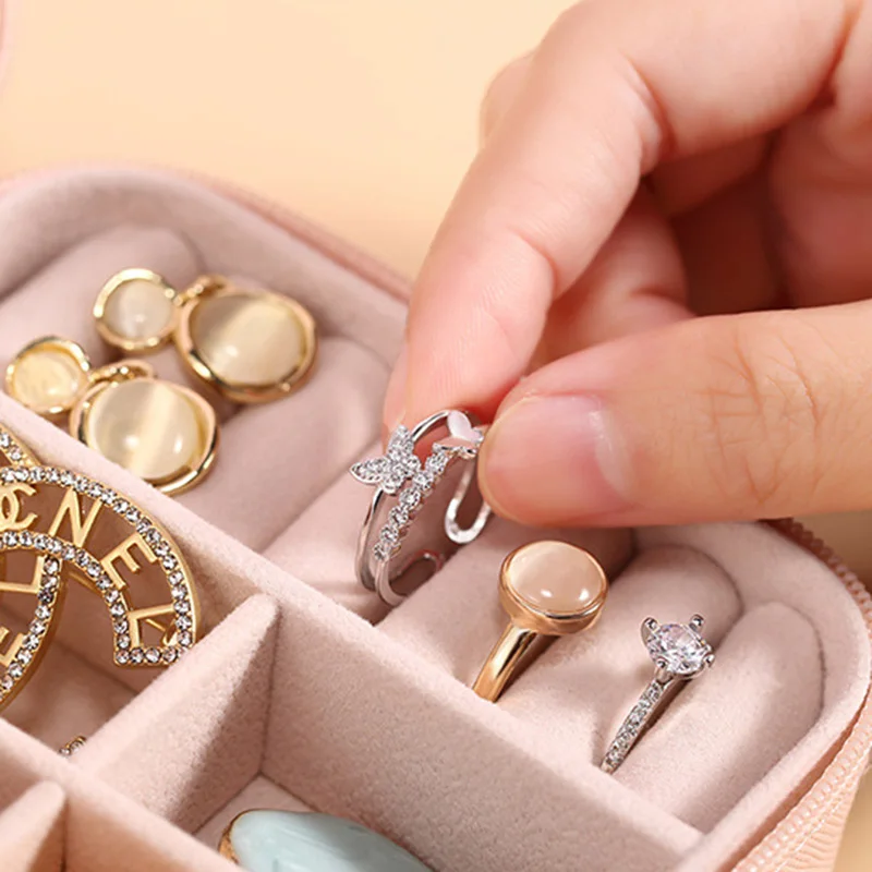 Gold Alphabet Flower Jewelry B - Bar Cart Gold recension och pris